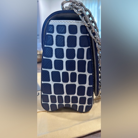 SOLD Louis Vuitton Epi Savane Twist Shoulderg Bag MM Blue - Picture 4 of 10